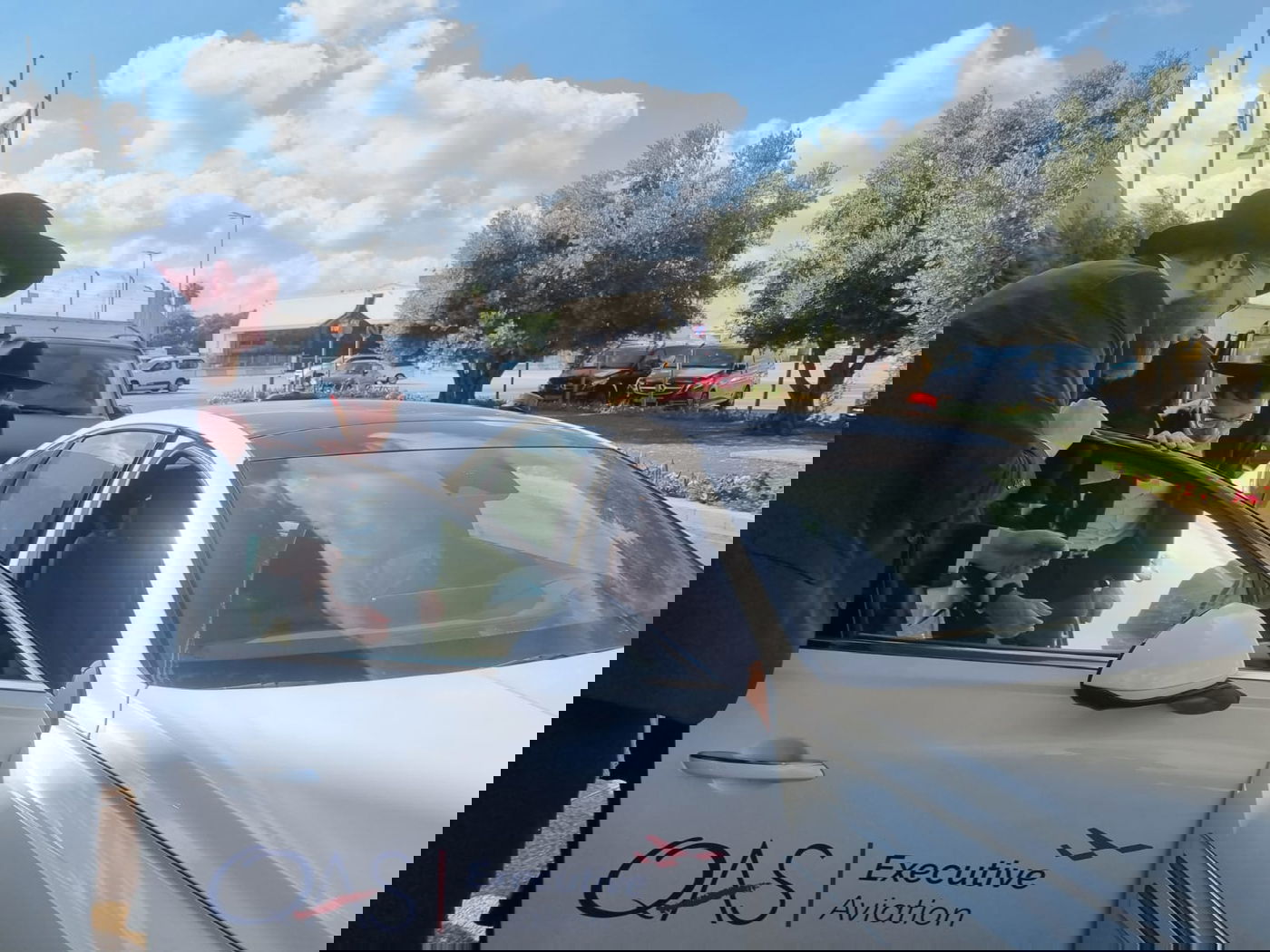 עולה לרכב של שירות שדה התעופה לקראת עלייתו למטוס