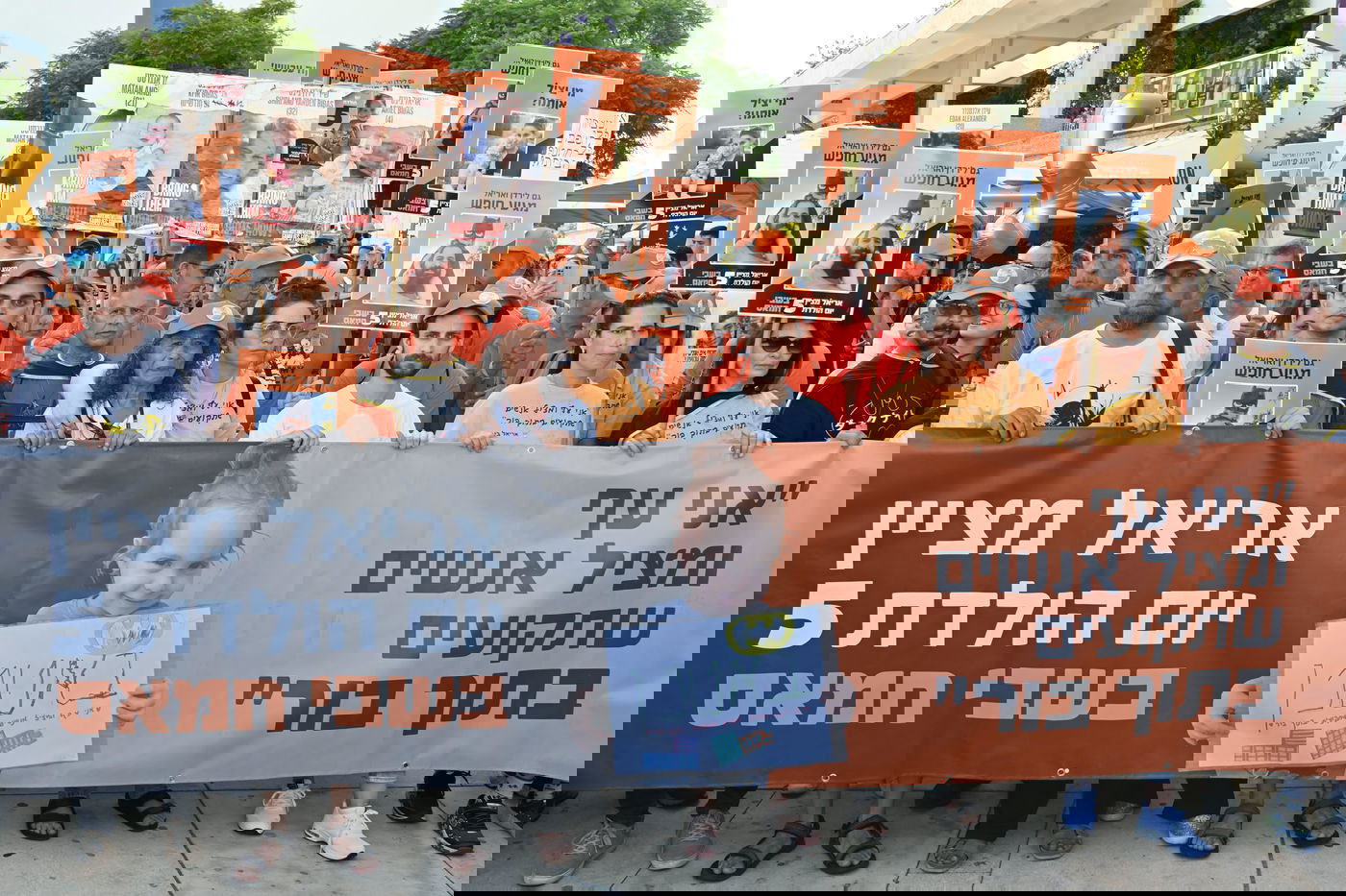 מצמרר: ארבעת ארונות החללים חזרו לישראל - המונים התכנסו בכאב בכיכר בתל אביב