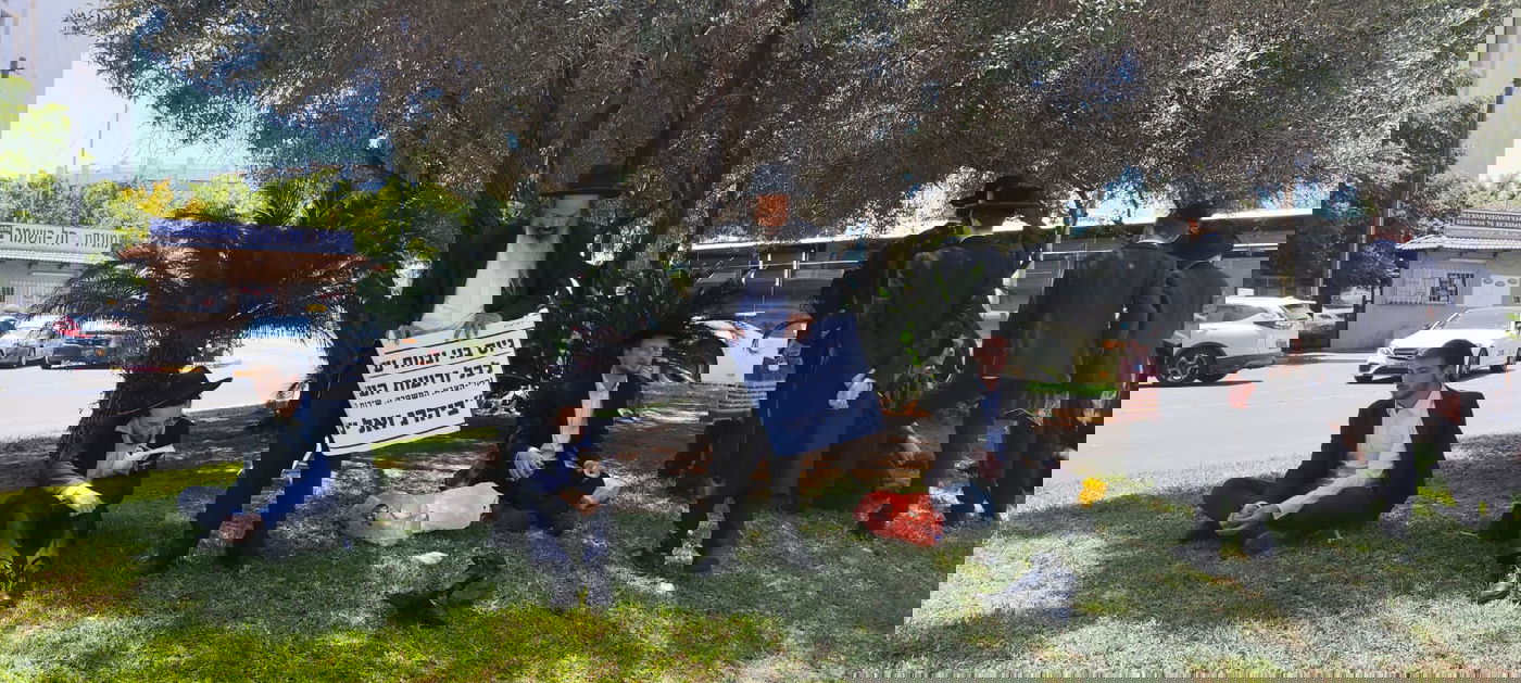 הפגנת הפלג בלשכת הגיוס בתל השומר