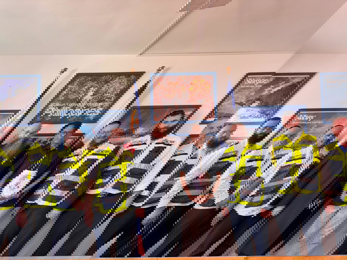 בסיום המפגש העניקו חברי המשלחת לשגריר דגל כבוד של הארגון ועליו הכיתוב "לעולם לא עוד"