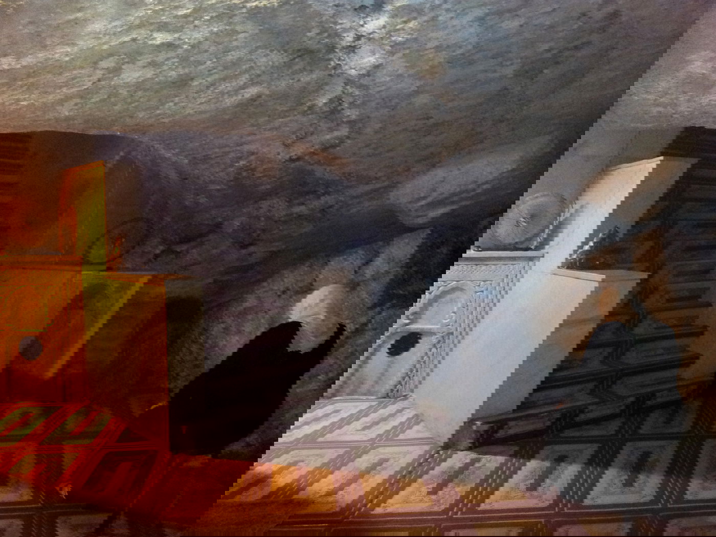 בור הרוחות - המערה שתחת כיפת הסלע צולם ב- 2014