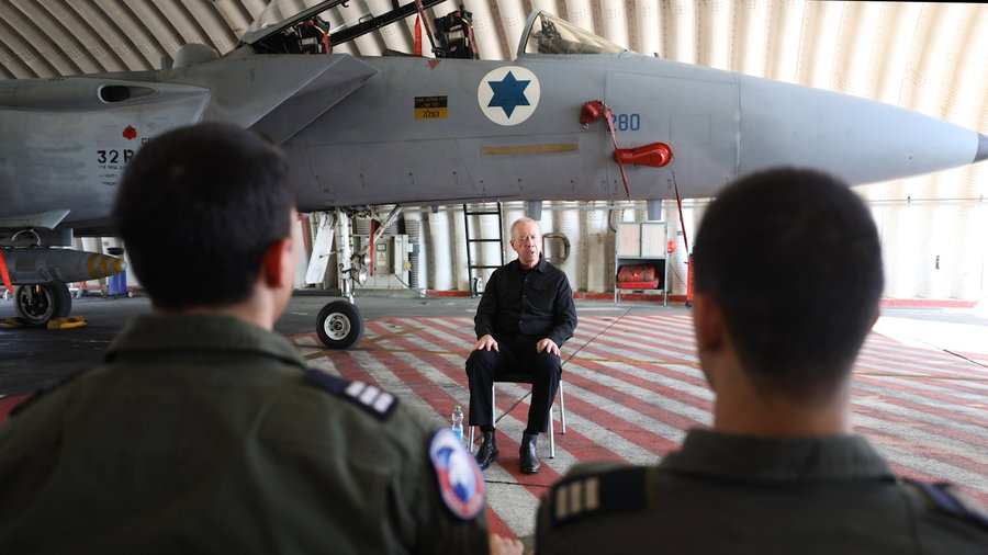 שר הביטחון בבסיס חיל האוויר