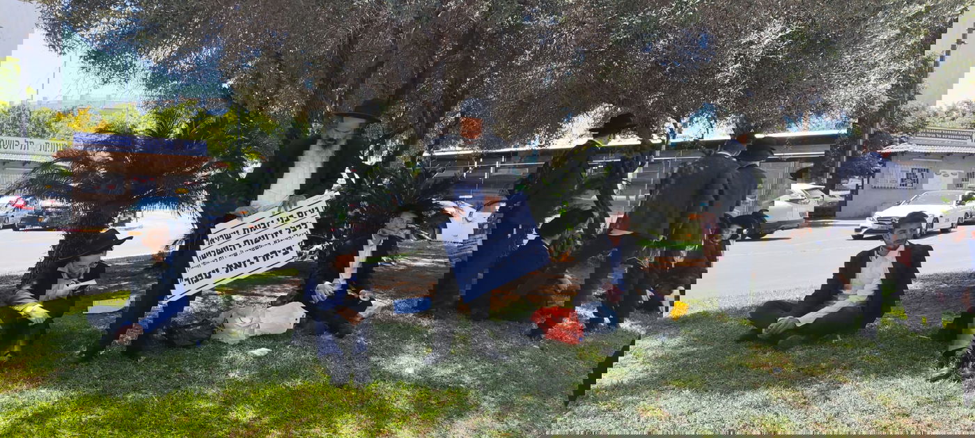 חרדים מפגינים במחאה ליד בסיס תל השומר 