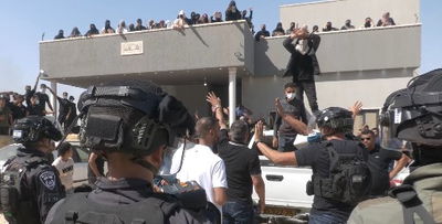 תושבים בדואים התנגדו ועלו על הגגות, למרות זאת המבנה נהרס | צפו