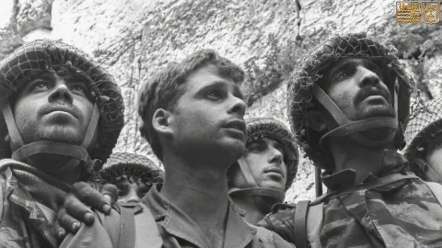 טקס השלושים ל'צנחן הבוכה' מהכותל