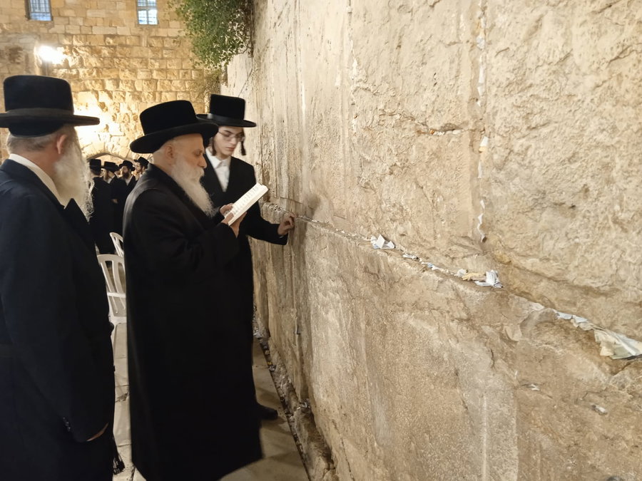 האדמו"ר מבוטשאן בכותל המערבי