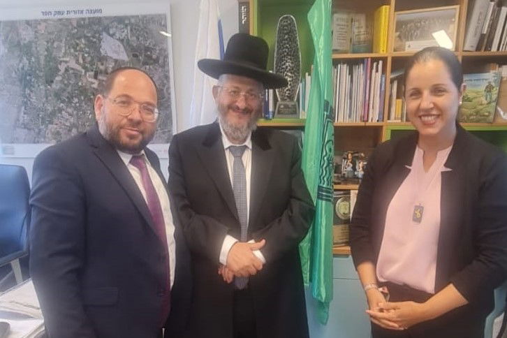 הרב זצ"ל עם ראשת מועצת עמק חפר וכותב השורות