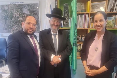 הרב זצ"ל עם ראשת מועצת עמק חפר וכותב השורות