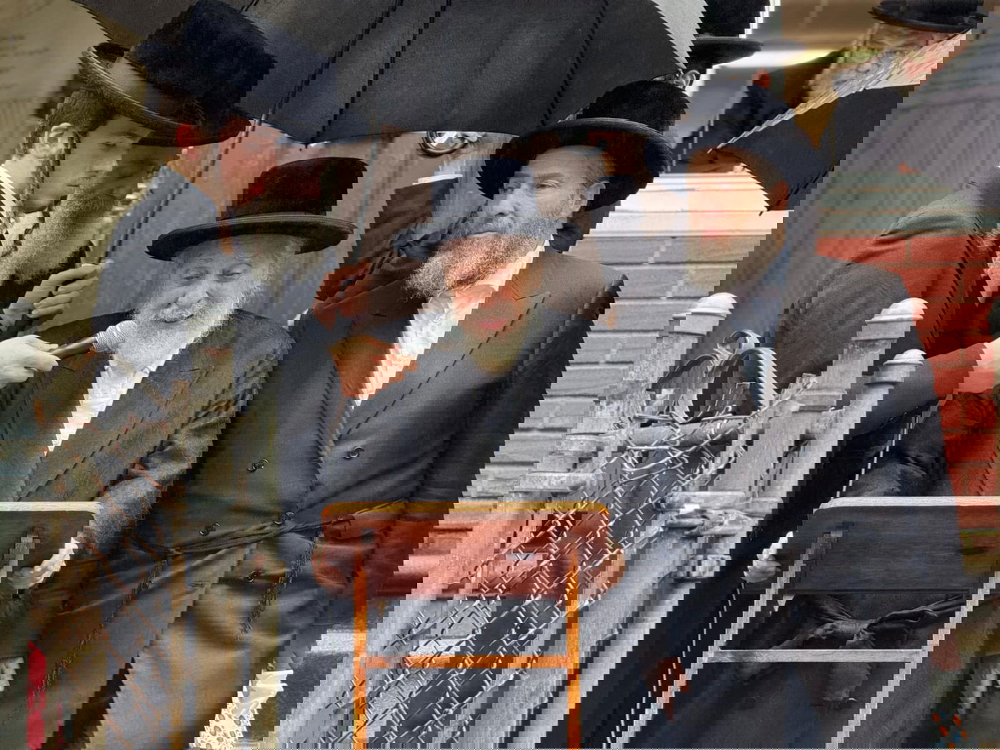 הרבי מליסקא בפתח בית מדרשו בב"פ