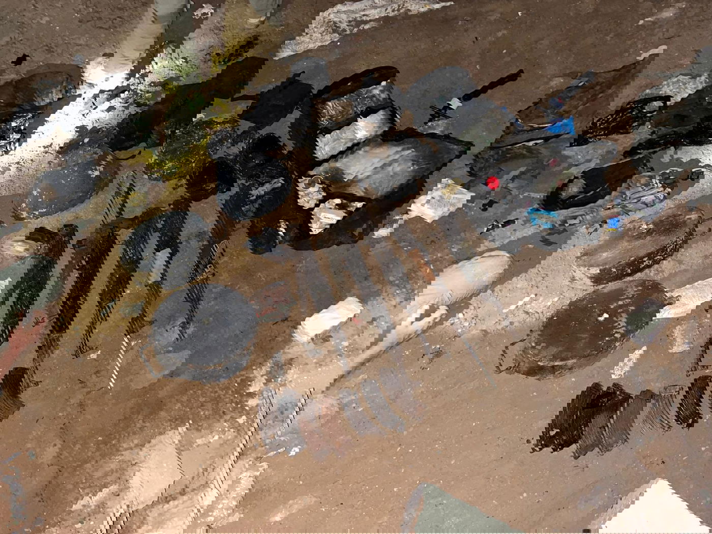 לוחמים איתרו נשקים ומטענים במנהרה שאותרה בחאן יונס