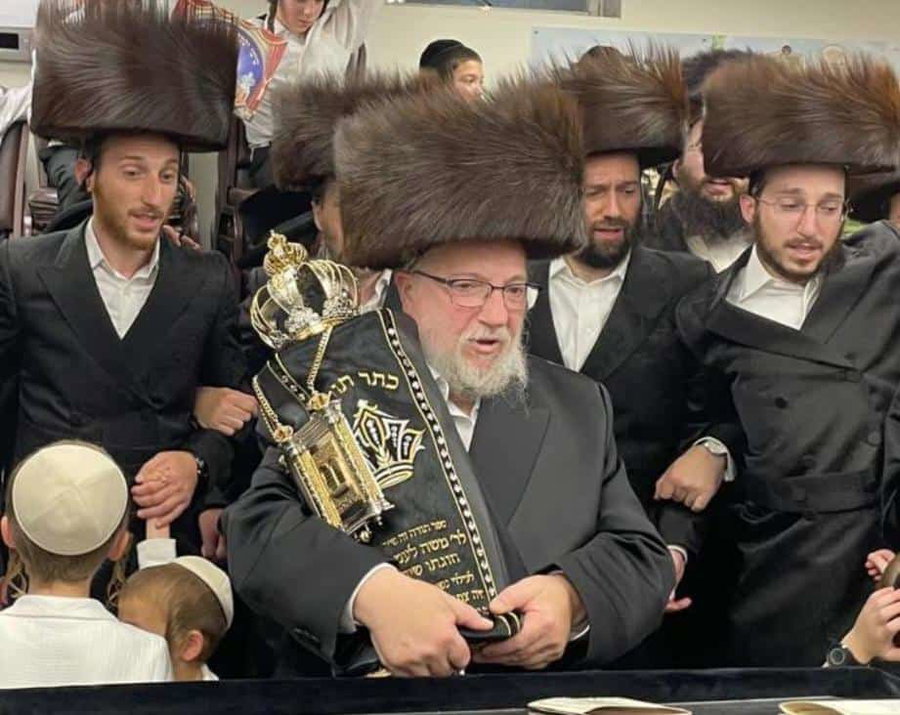 המנוח ז"ל בהכנסת ס"ת לע"נ בתו
