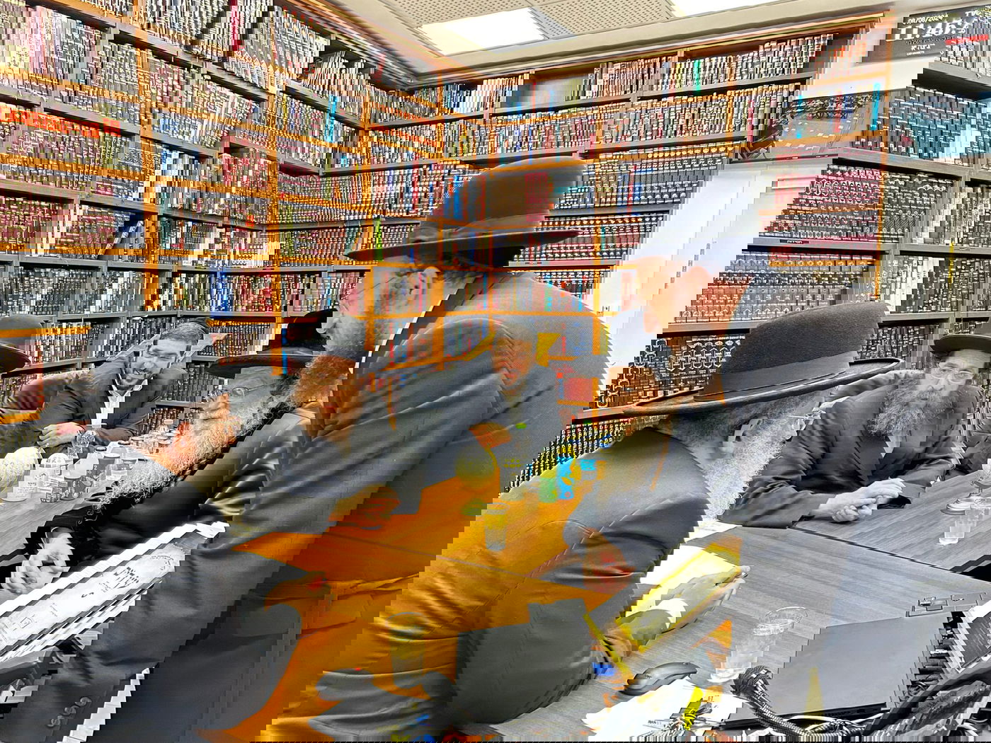 האדמו"ר ממודז'יץ בביקור אצל הרב ישראל אברג'ל