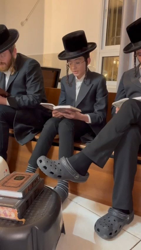 בנצי קלצקין בקריאת מגילת איכה