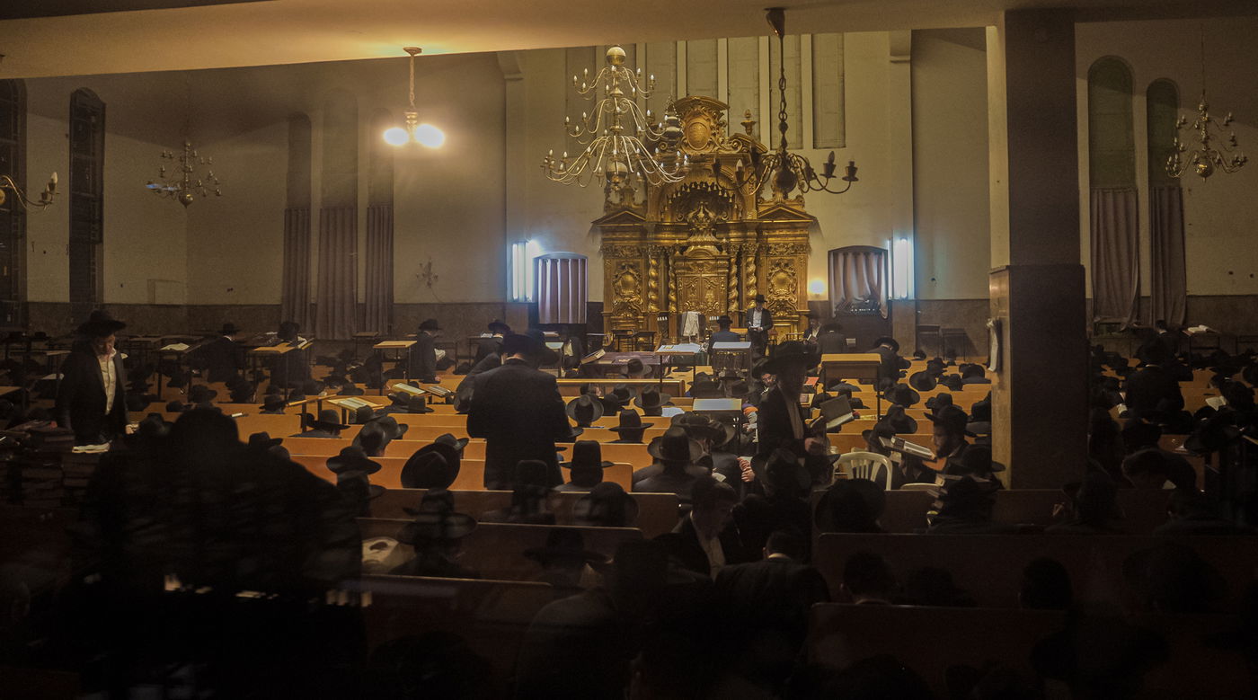 תשעה באב בהיכל ישיבת פוניבז'