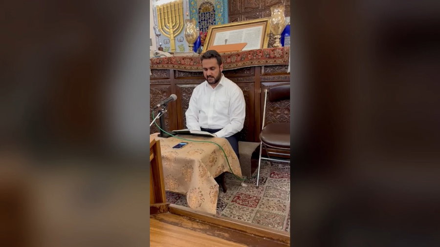 קריאת מגילת איכה והקינות בבית הכנסת בטהרן