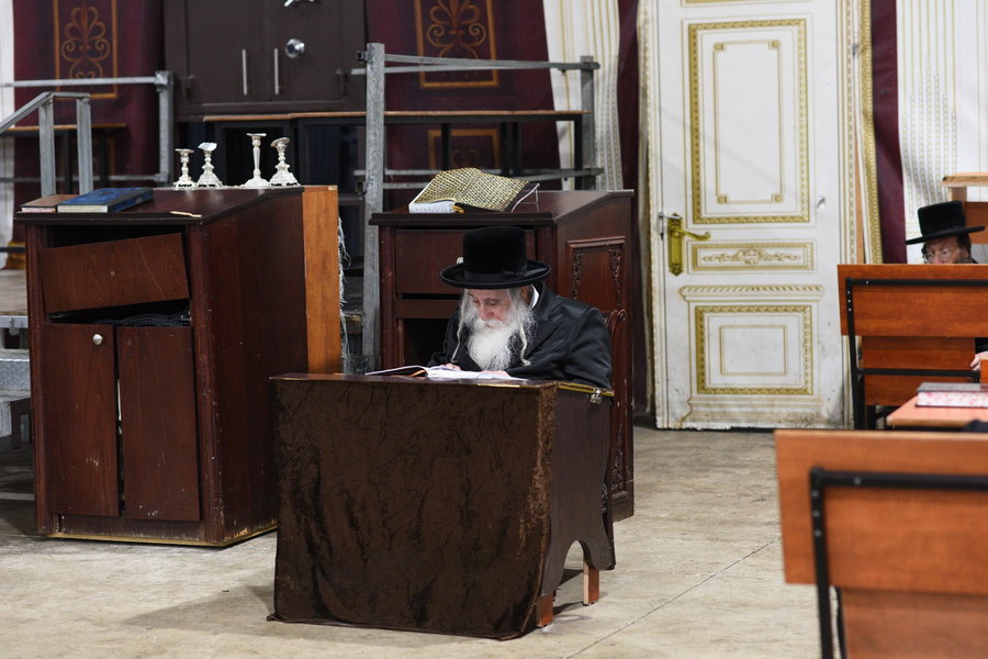 תשעה באב בחצה"ק מכנובקא בעלזא