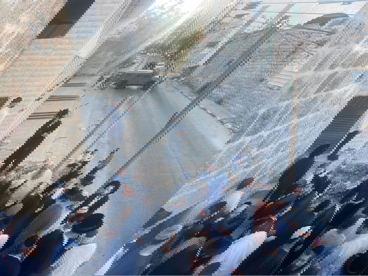 מאות יהודים בעלייה לקבר עתניאל בן קנז בחברון בצום תשעה באב