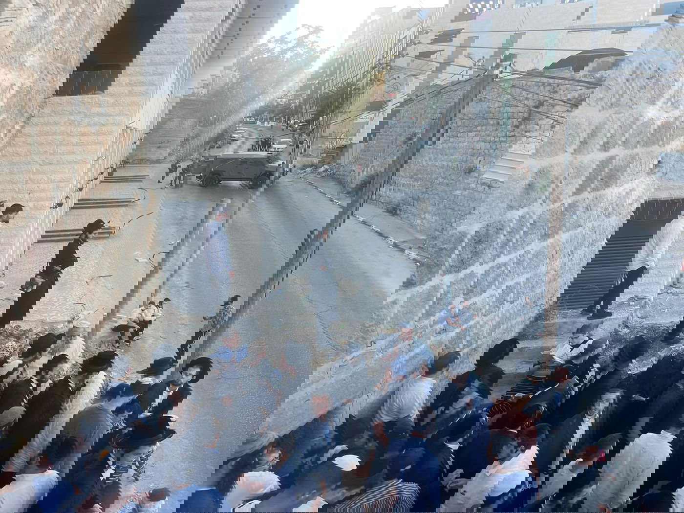 מאות יהודים בעלייה לקבר עתניאל בן קנז בחברון בצום תשעה באב