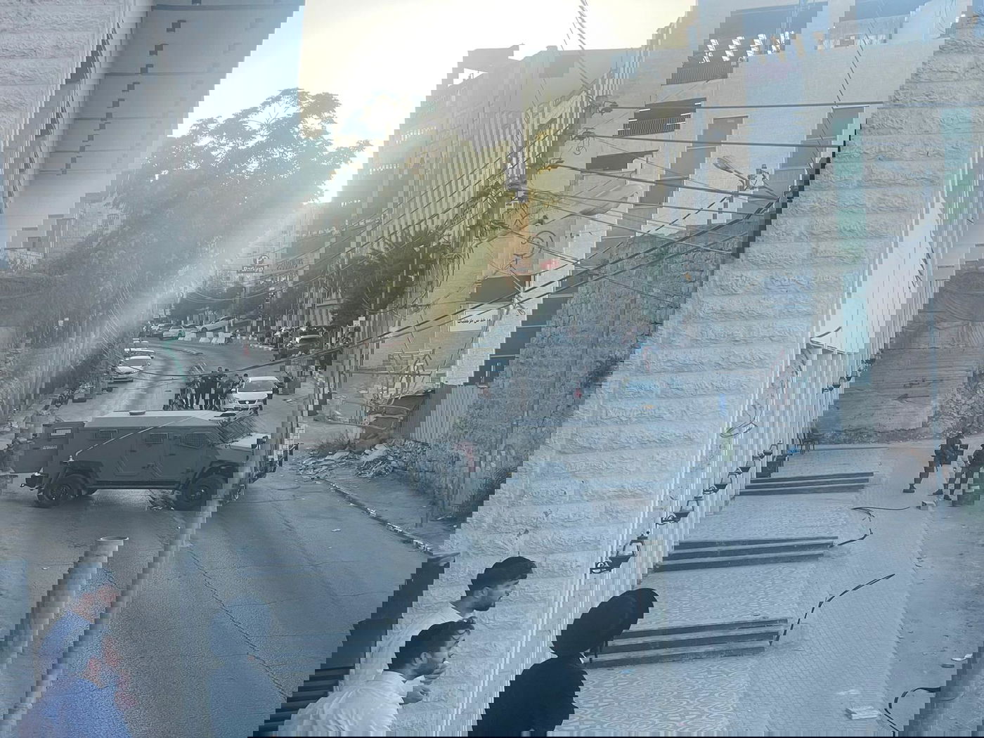 מאות יהודים בעלייה לקבר עתניאל בן קנז בחברון בצום תשעה באב