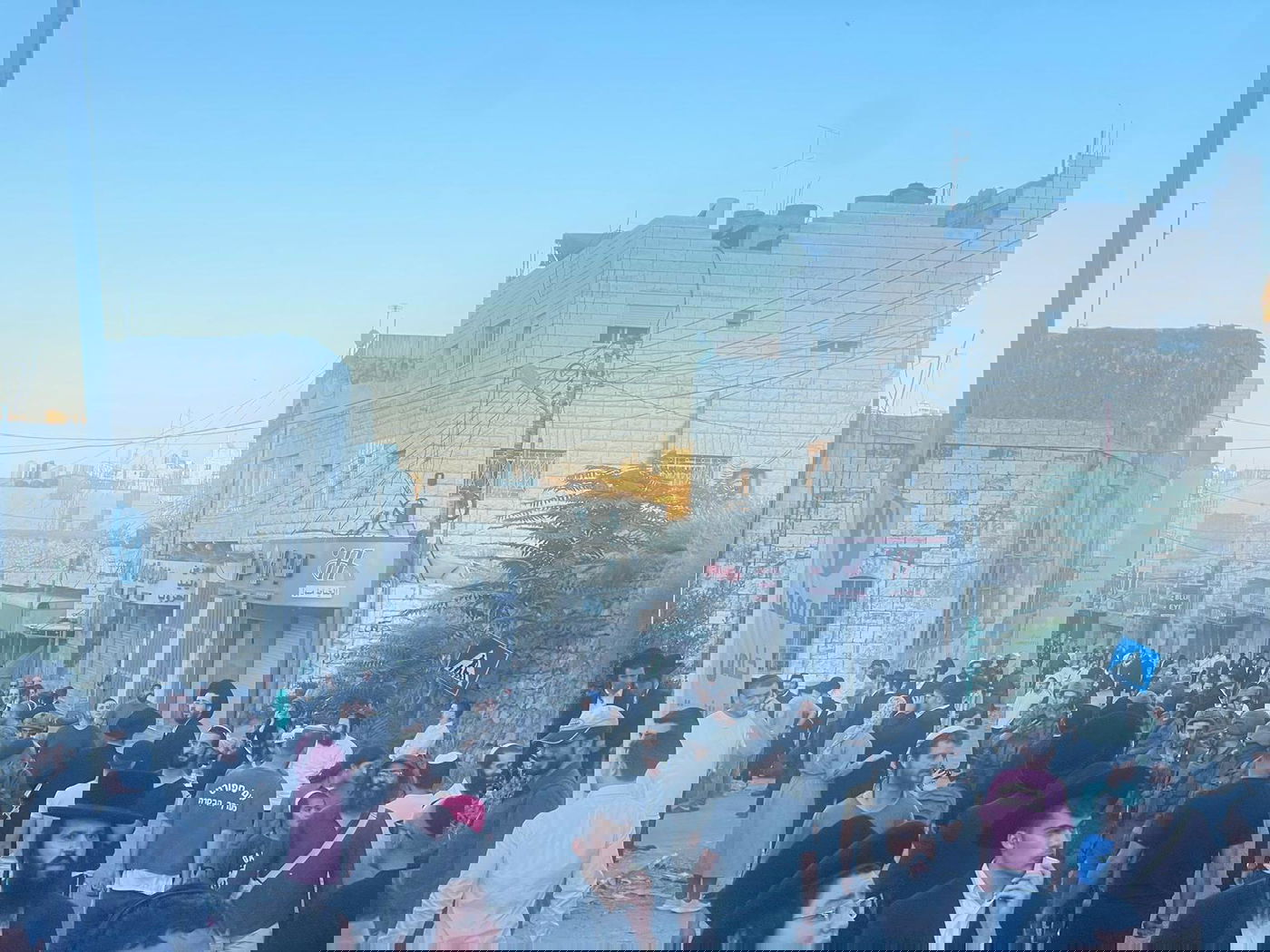 מאות יהודים בעלייה לקבר עתניאל בן קנז בחברון בצום תשעה באב