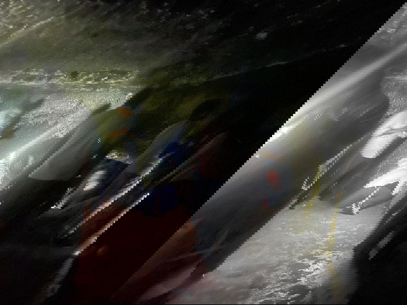 מאות יהודים בעלייה לקבר עתניאל בן קנז בחברון בצום תשעה באב