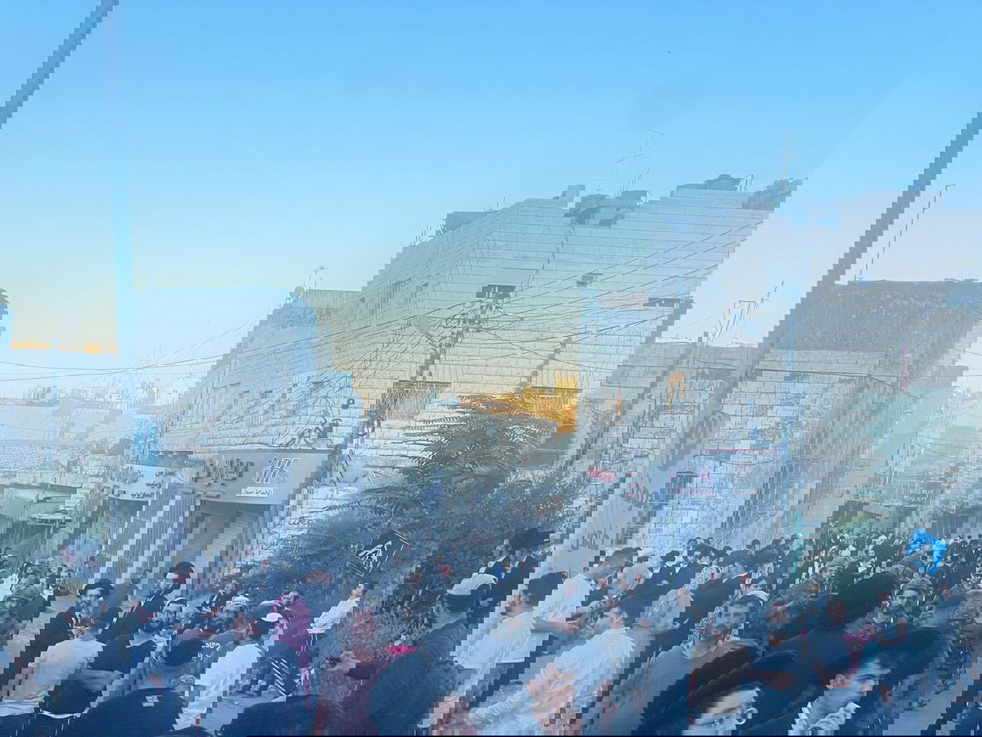 מאות יהודים בעלייה לקבר עתניאל בן קנז בחברון בצום תשעה באב