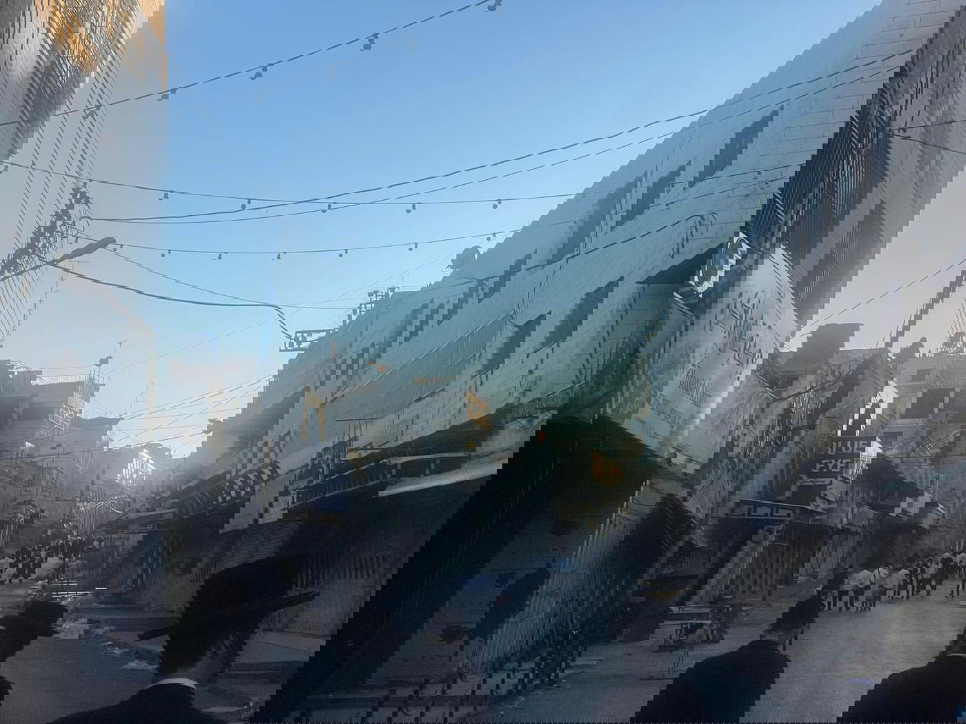 מאות יהודים בעלייה לקבר עתניאל בן קנז בחברון בצום תשעה באב