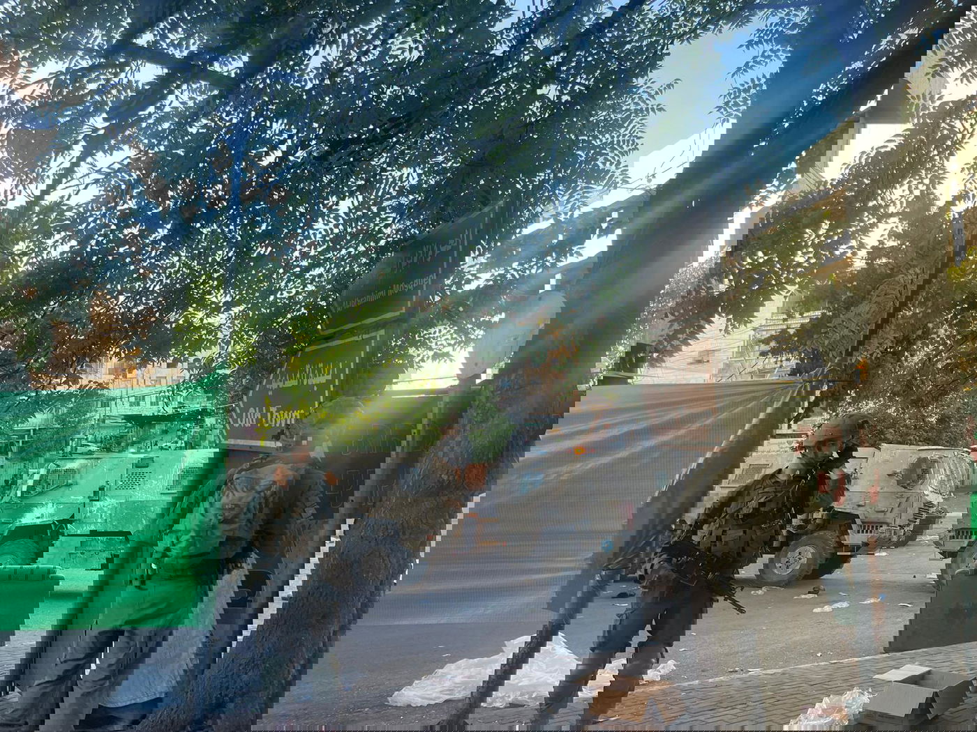 מאות יהודים בעלייה לקבר עתניאל בן קנז בחברון בצום תשעה באב