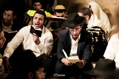 מתאבלים בכותל המערבי