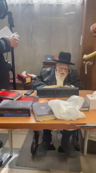 זקן ראשי הישיבות בלונדון הגר"א שליזנגר 