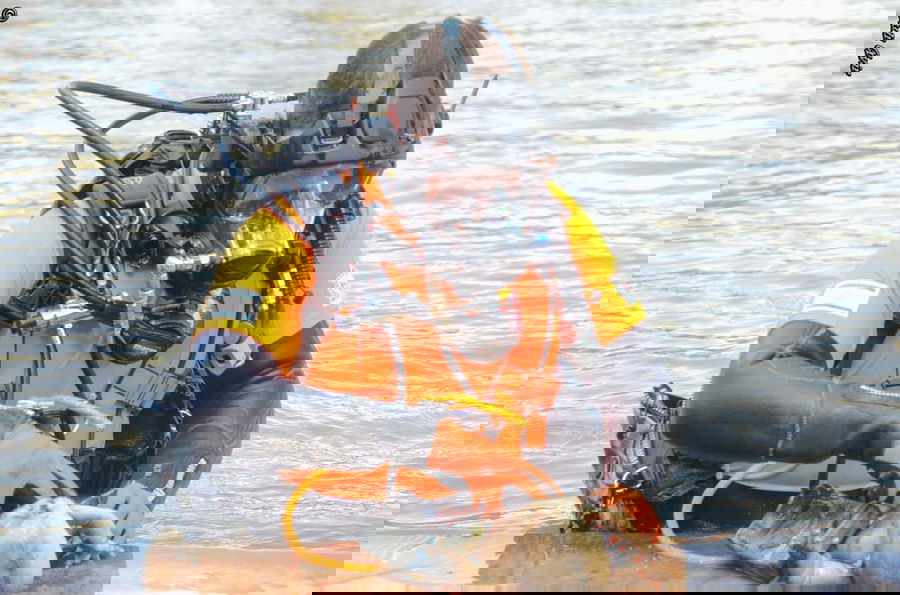 כותב השורות במהלך אימון איתור של יחידת הצוללים זק"א ת"א. שלא נדע.