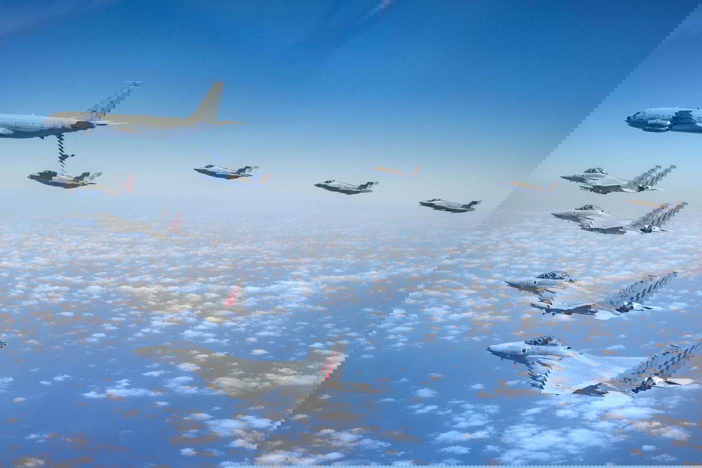 תרגיל תדלוק אווירי של מטוסי קרב