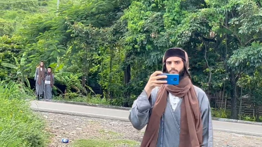 ניסים מלכה מסריט עם מכשיר לא כשר