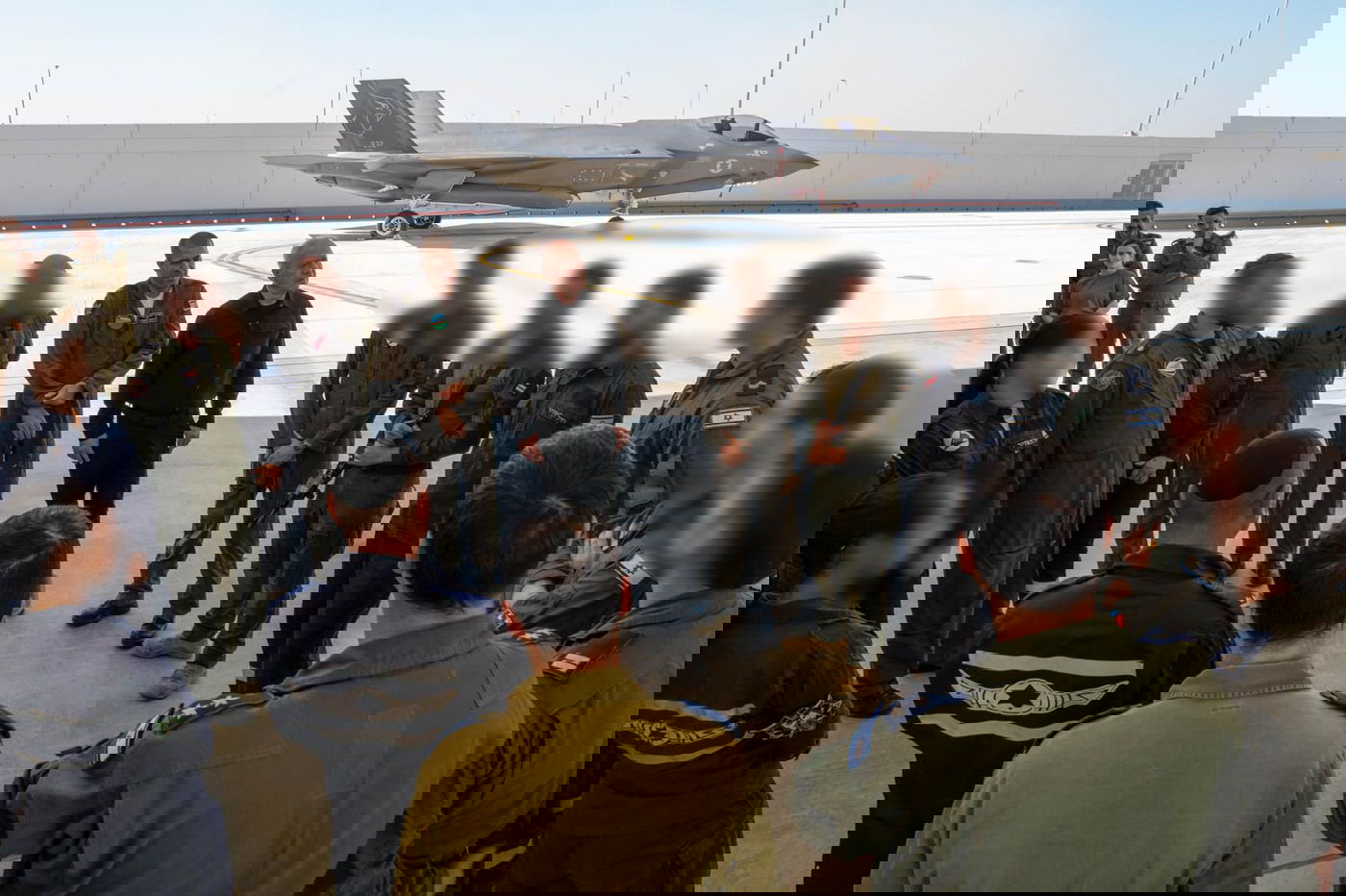 שר הביטחון גלנט והטייסים בנבטים,