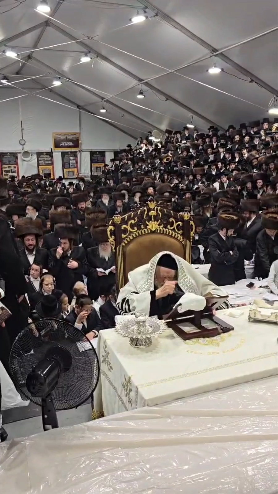 שבת נחמו אצל האדמו"ר מתולדות אברהם יצחק בעיירת מונרו