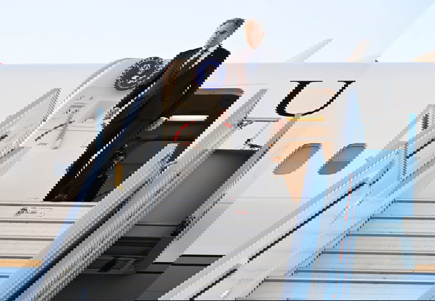 בלינקן יורד מהמטוס בביקורו בישראל