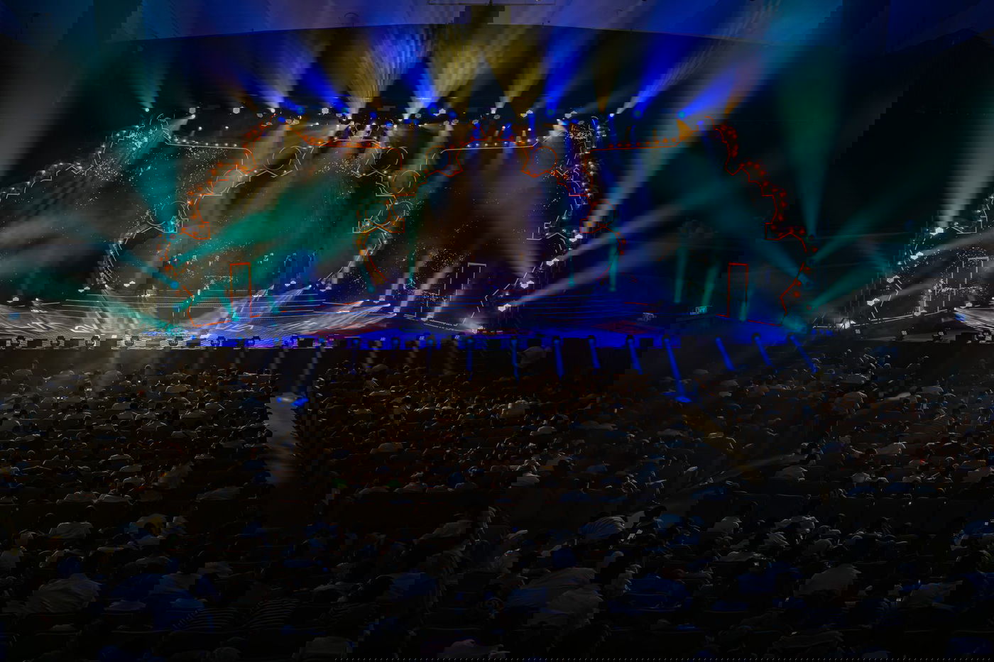 אלפים במופע תריג