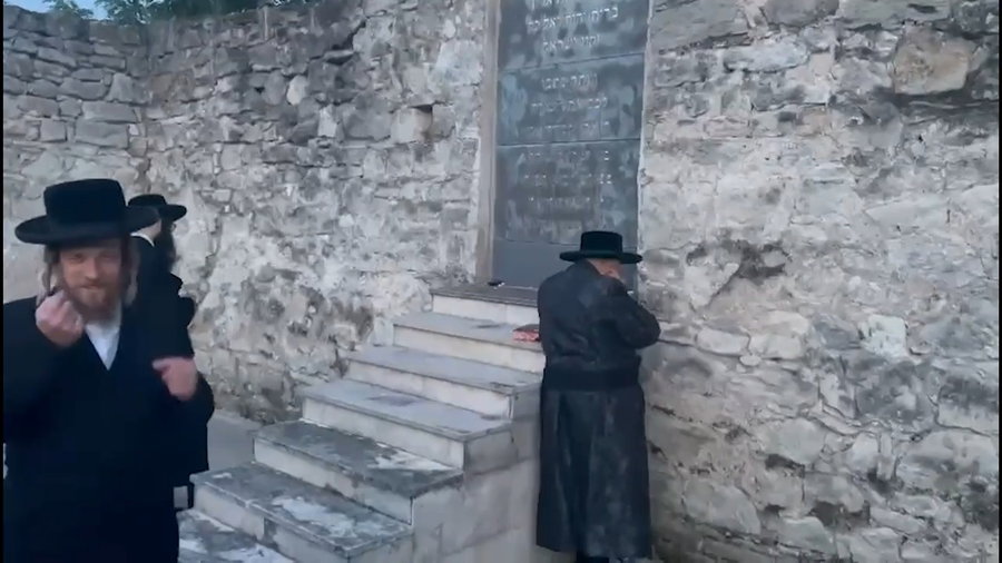 האדמו"ר מתולדות אהרן סותם את אזניו באמצע התפילה