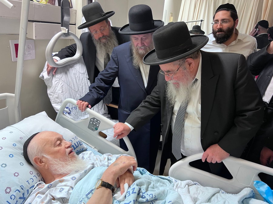 הגר"א סאלים, והגר"ד בצרי בביקור חולים אצל הגר"ע בצרי