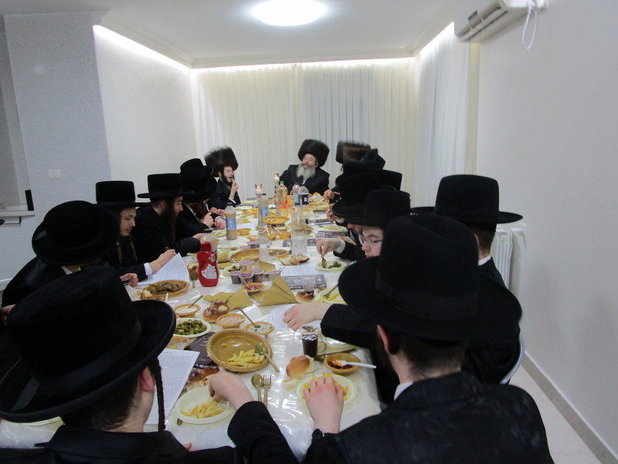 מלווה מלכה לבחורי אוסטרליה