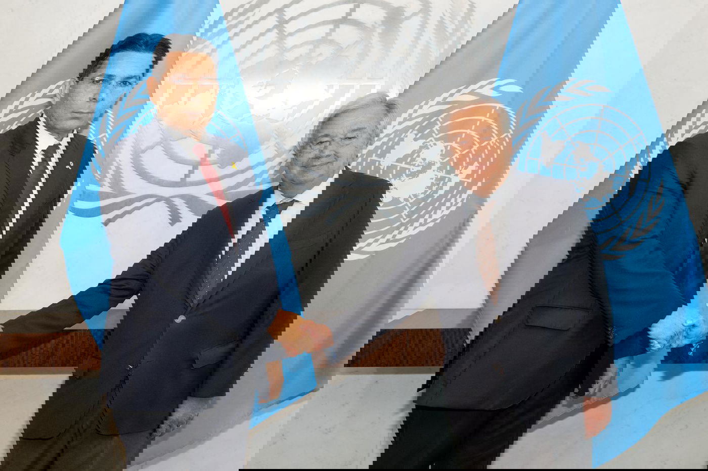 בחיוכים מאולצים: השגריר דנון מסר את כתב האמנה לגוטרש