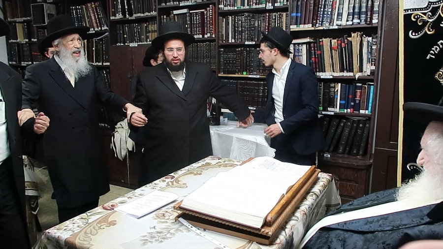 צפו: הגר"צ קושלבסקי בריקוד במעונו של הגאון רבי משה שטרנבוך