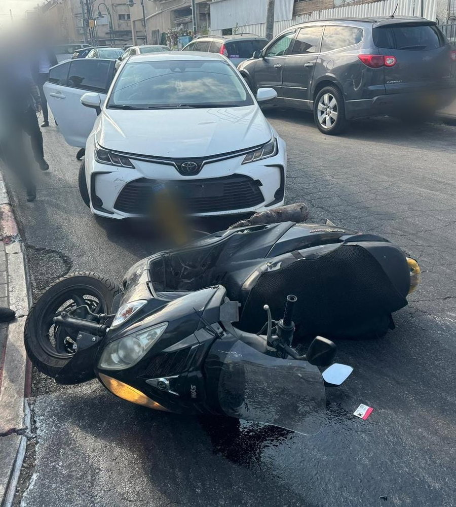 תיעוד האופנוע והניידת שניזוקה