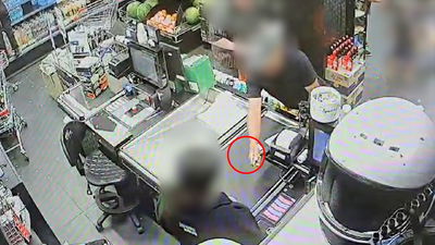 שלף סכין ודרש מהקופאיות: "תני לי את הכסף" | תיעוד