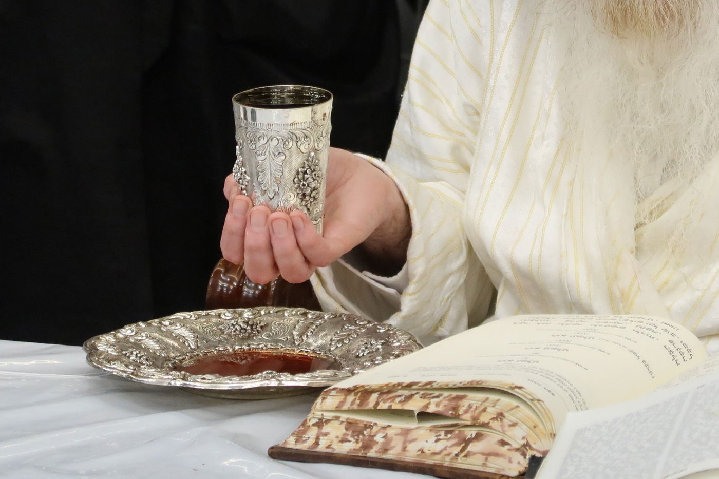 החתן העיר לחותנו על הכוס של היין | מי יכול להקל לעצמו בענייני הלכה?