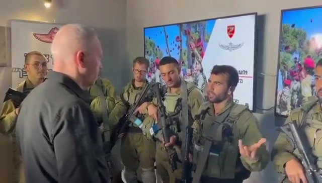 השר גלנט עם החיילים החרדים