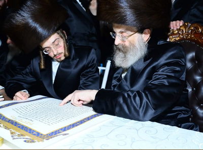 הרבי זצ"ל עם בנו ממלא מקומו ביום חתונתו 