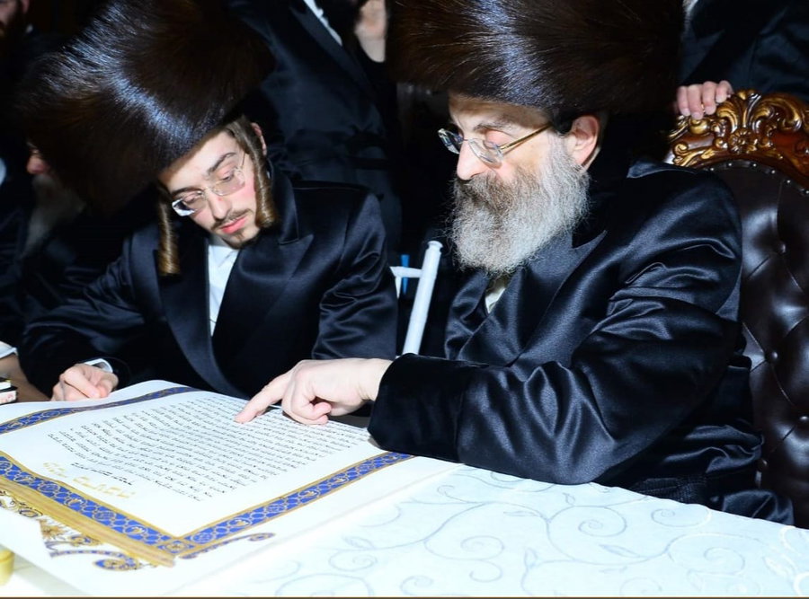 הרבי זצ"ל עם בנו ממלא מקומו ביום חתונתו