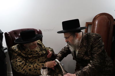 האדמו"ר מויז'ניץ לונדון אצל האדמו"ר מתולדות אברהם יצחק