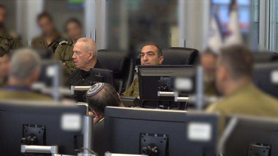צפו: שר הביטחון גלנט בהערכת מצב באגף מבצעים של צה"ל